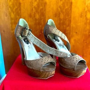 Brown they heels, 2 to 3 times